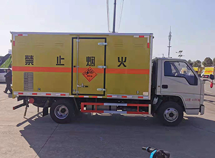 思礼镇爆破器材运输车工人安全操作规范与智能技术保障